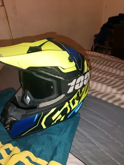 Casco de motocross amarillo y azul - miniatura 1
