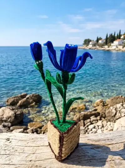 Flor decorativa azul en maceta - miniatura 2