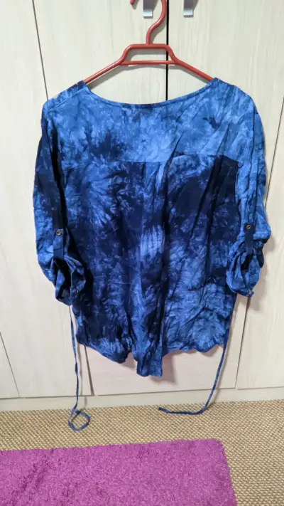 Blusa azul con bordados XL - miniatura 2