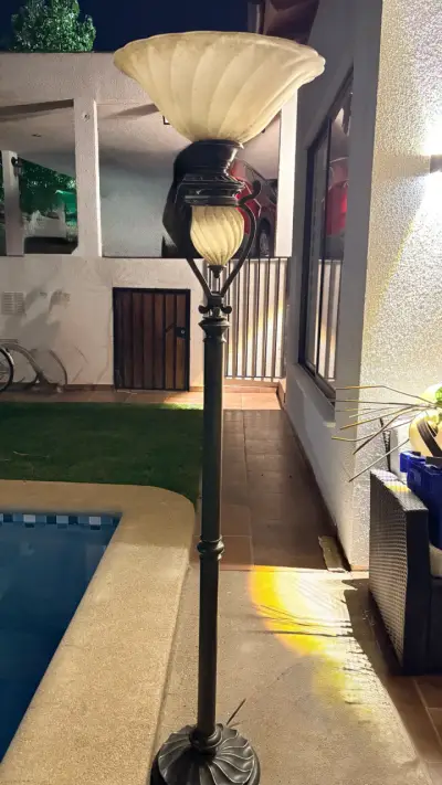 Lámpara de pie de metal - miniatura 2