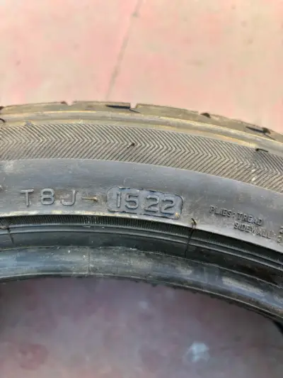 Neumático 245/40R18 usado - miniatura 2