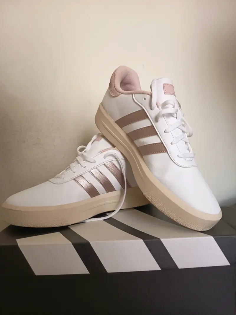 Zapatillas Adidas blancas con rosa - 1