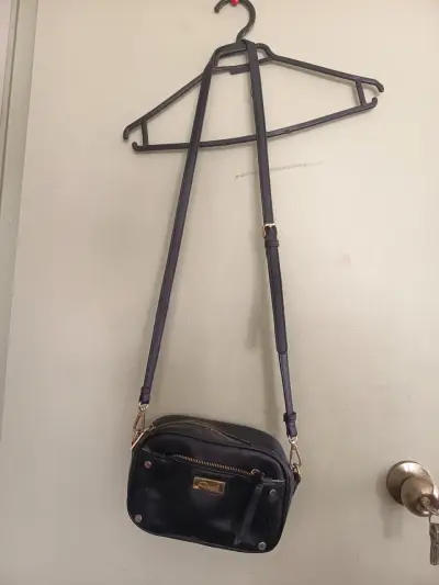 Cartera cruzada negra con detalle dorado - miniatura 1