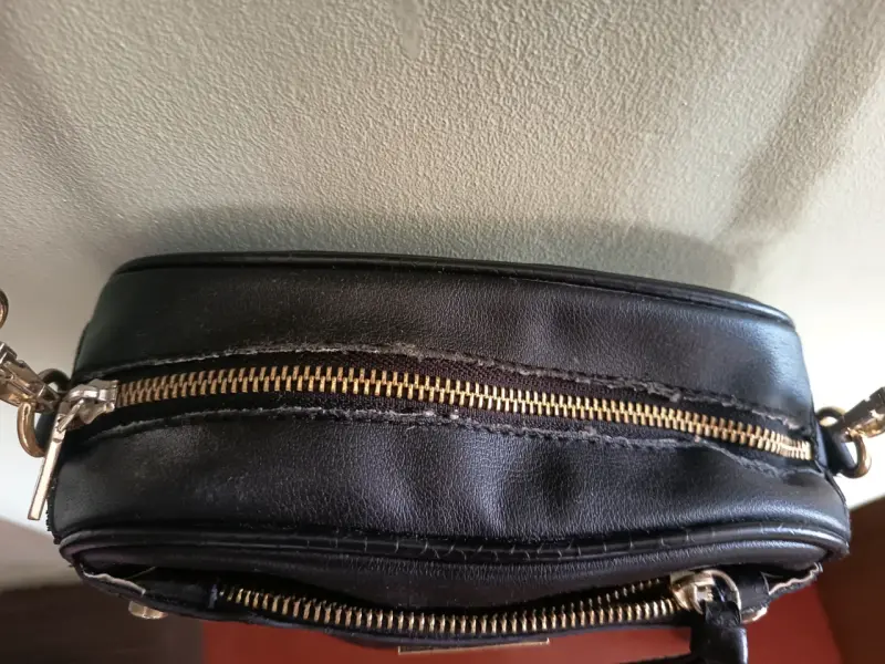 Cartera cruzada negra con detalle dorado - 2