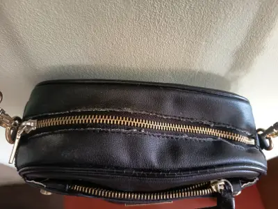 Cartera cruzada negra con detalle dorado - miniatura 2