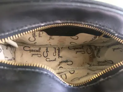 Cartera cruzada negra con detalle dorado - miniatura 3