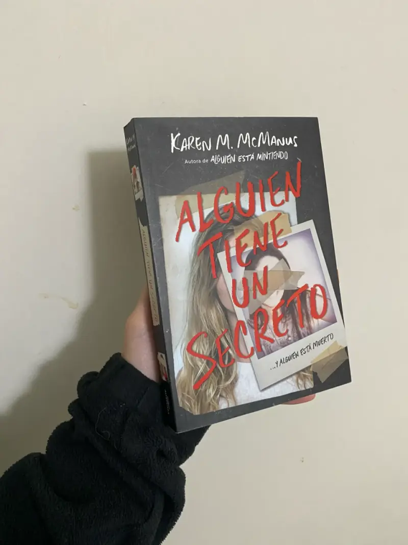 Libro alguien tiene un secreto - 1