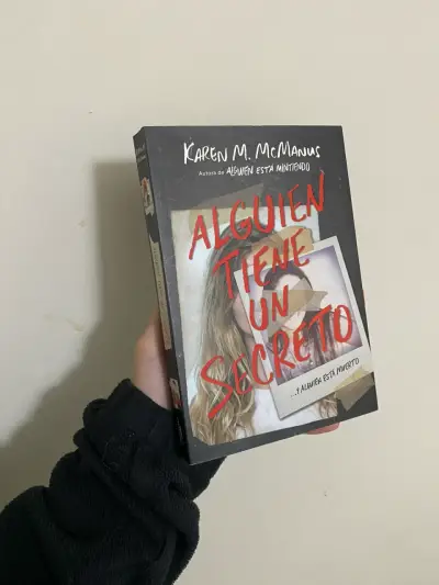 Libro alguien tiene un secreto - miniatura 1