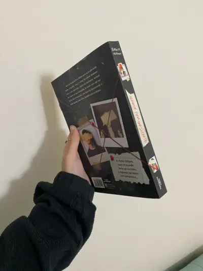 Libro alguien tiene un secreto - miniatura 3
