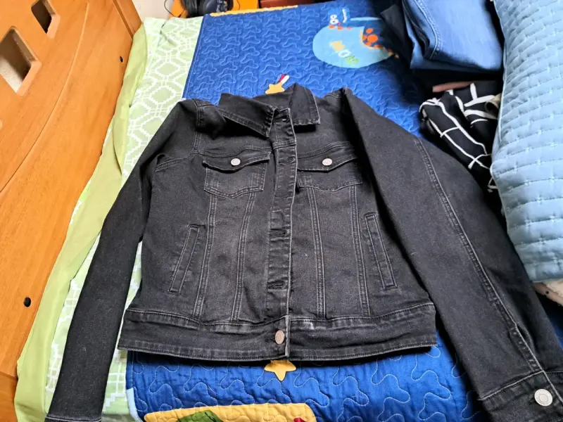 Chaqueta de mezclilla negra