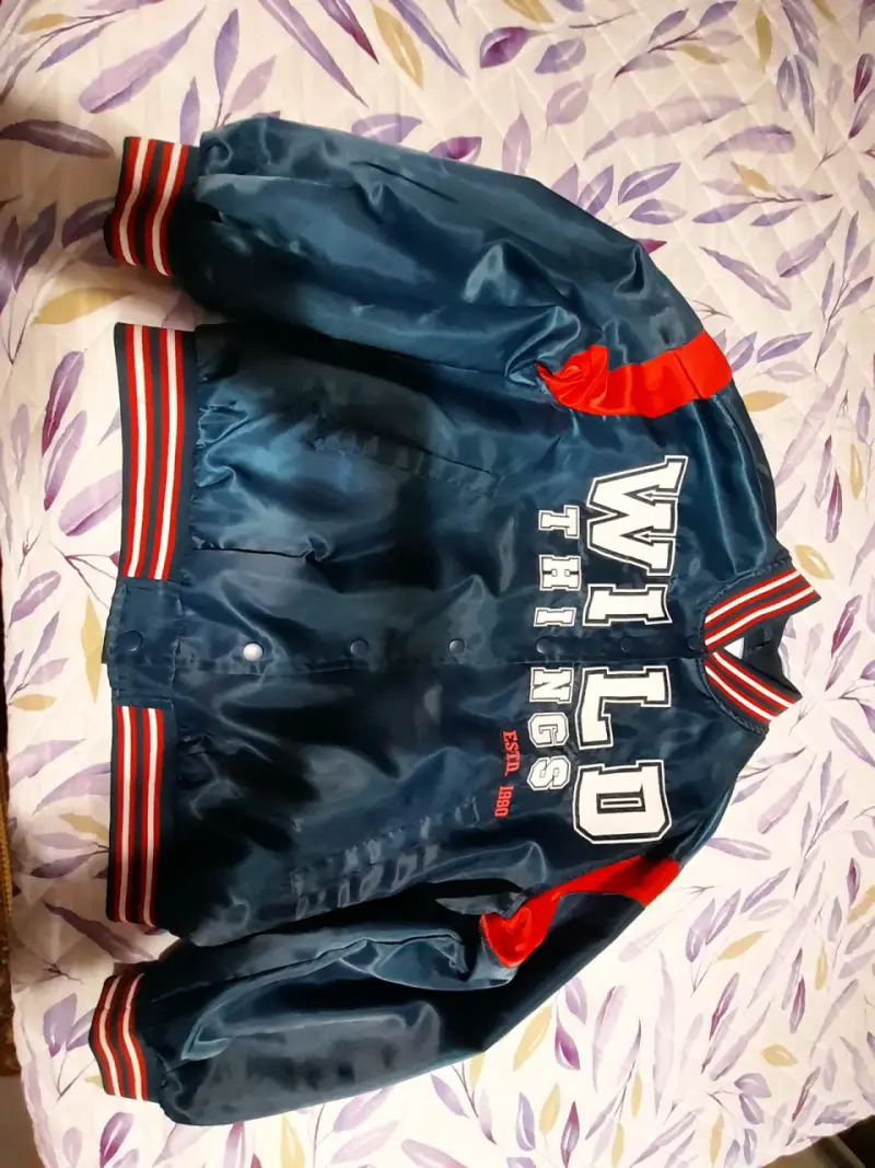 Chaqueta varsity azul y roja