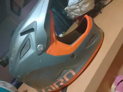 Casco integral gris y naranja - miniatura 1