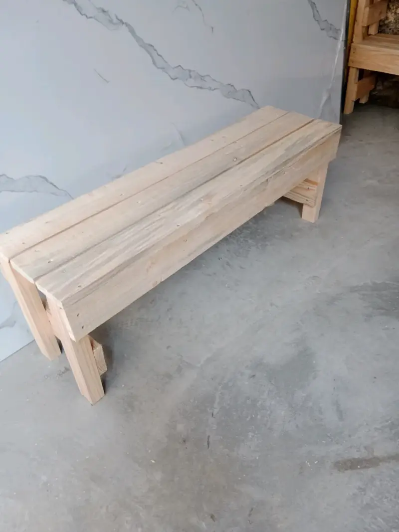 Banca de madera sin tratar estilo rustico