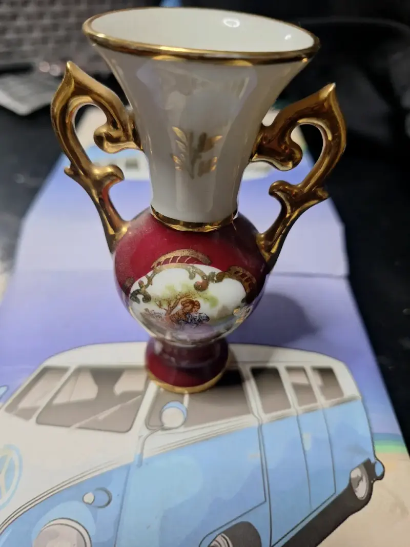 Jarrón decorativo con detalles dorados
