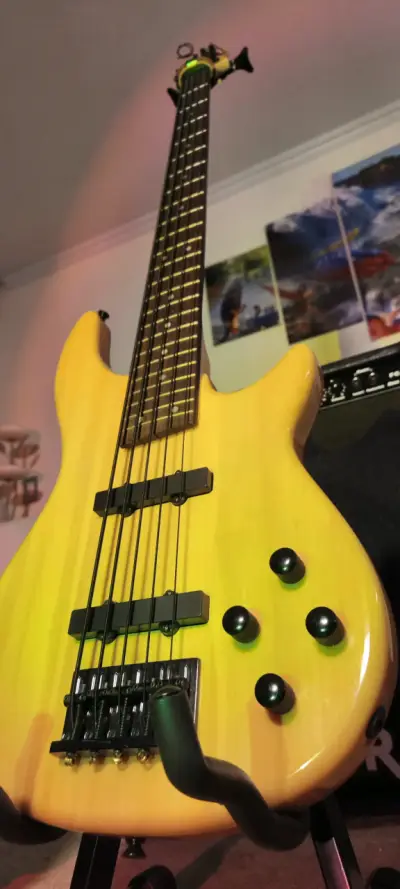 Bajo eléctrico con amplificador y accesorios - miniatura 3