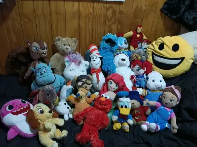 Colección de peluches variados - miniatura 1