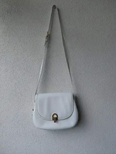 Cartera blanca con correa larga - miniatura 1