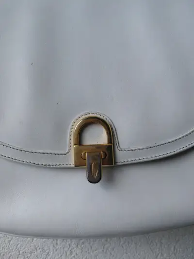 Cartera blanca con correa larga - miniatura 2
