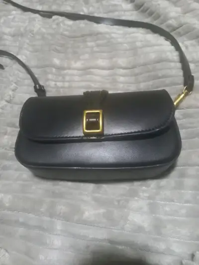 Cartera pequeña negra Zara con hebilla dorada - miniatura 1