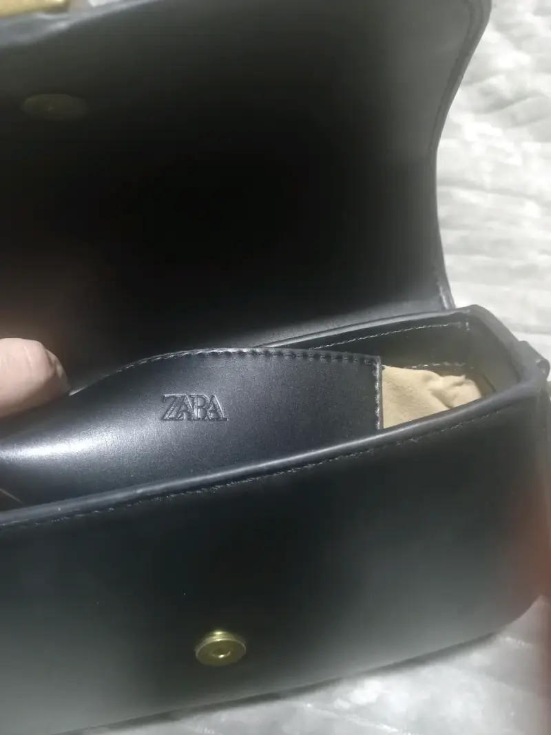 Cartera pequeña negra Zara con hebilla dorada - 2