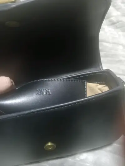 Cartera pequeña negra Zara con hebilla dorada - miniatura 2