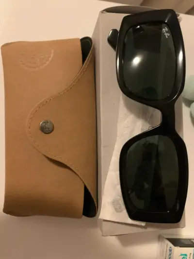Lentes de sol negros RB con estuche - miniatura 1