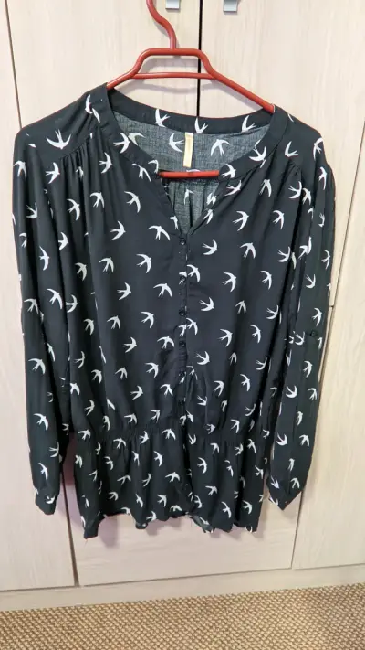 Blusa negra con estampado de aves S - miniatura 1
