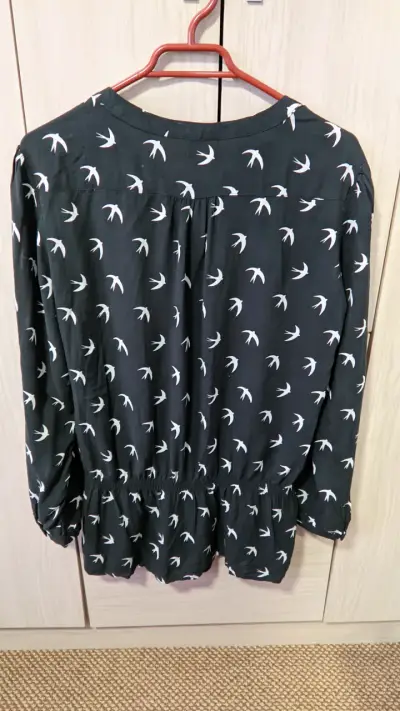 Blusa negra con estampado de aves S - miniatura 2