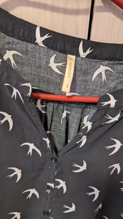 Blusa negra con estampado de aves S - miniatura 3