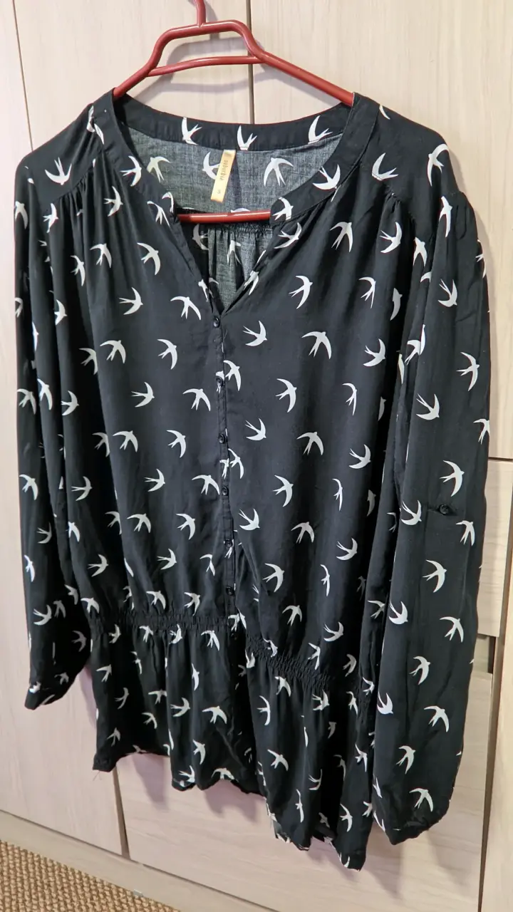 Blusa negra con estampado de aves S - 4