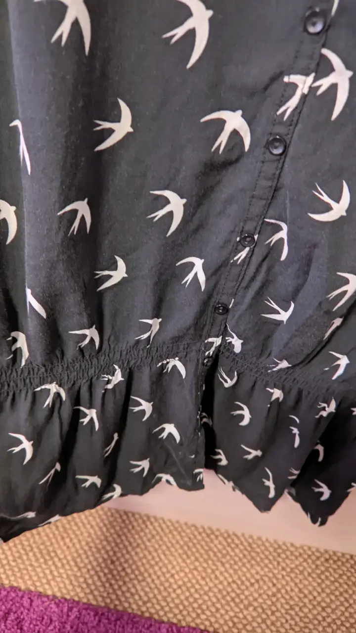 Blusa negra con estampado de aves S - 5