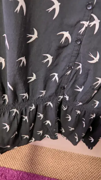 Blusa negra con estampado de aves S - miniatura 5