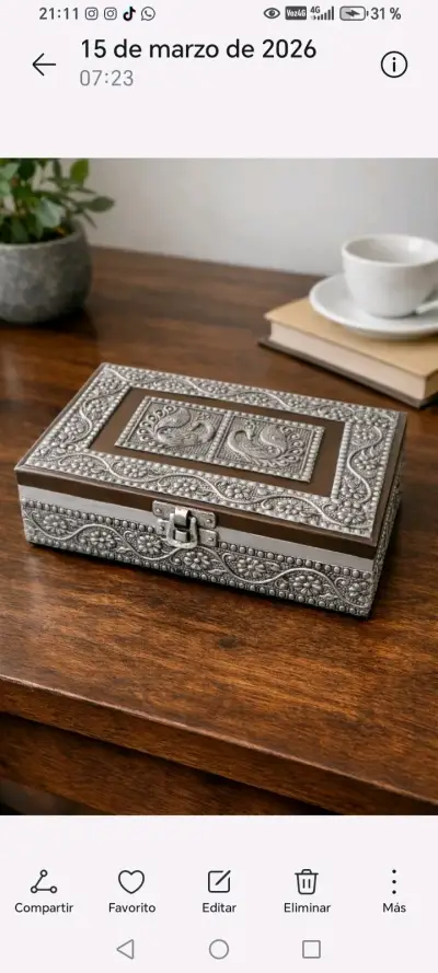 Caja decorativa de metal grabado y relieves - miniatura 1