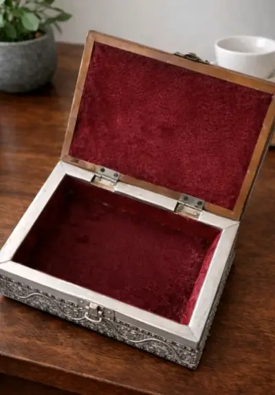Caja decorativa de metal grabado y relieves - miniatura 2