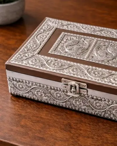 Caja decorativa de metal grabado y relieves - miniatura 3
