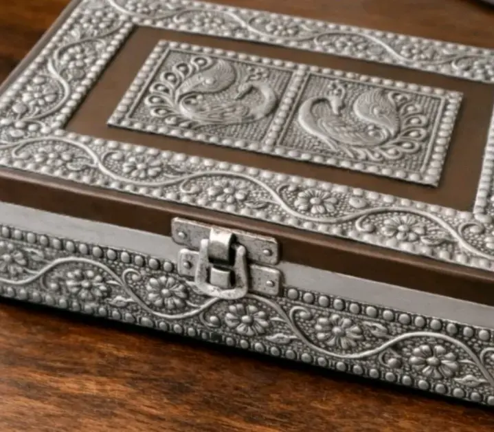 Caja decorativa de metal grabado y relieves - 4