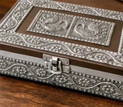 Caja decorativa de metal grabado y relieves - miniatura 4