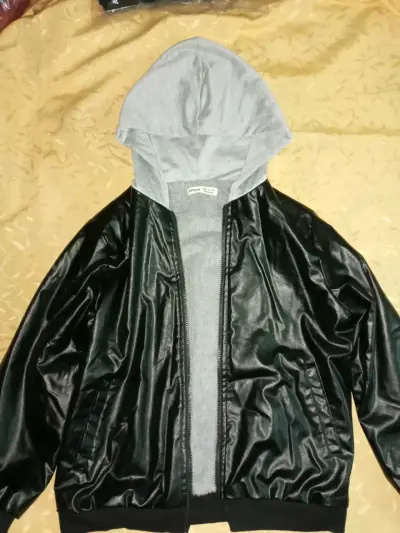 Chaqueta negra con capucha gris - miniatura 1