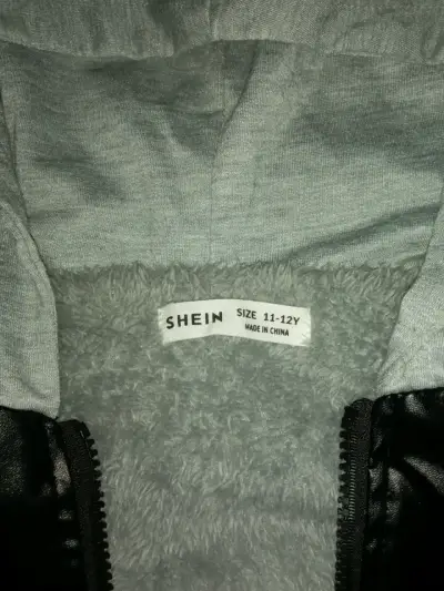 Chaqueta negra con capucha gris - miniatura 2