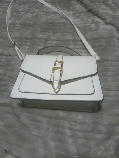 Cartera blanca con hebilla dorada - miniatura 1