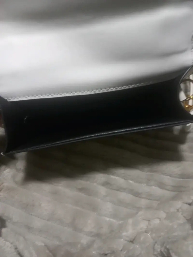 Cartera blanca con hebilla dorada - 2
