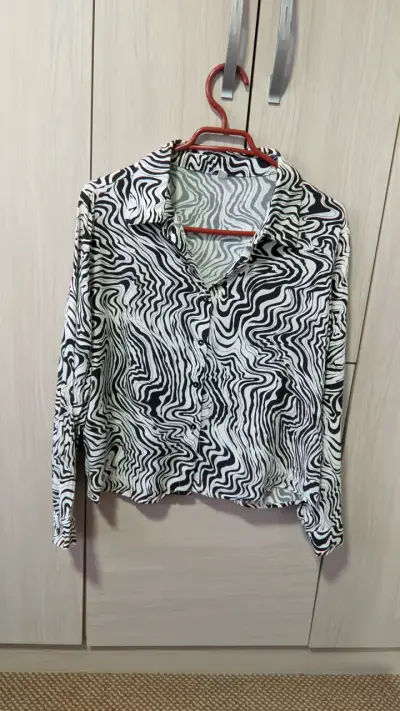 Blusa estampada blanco y negro L - miniatura 1