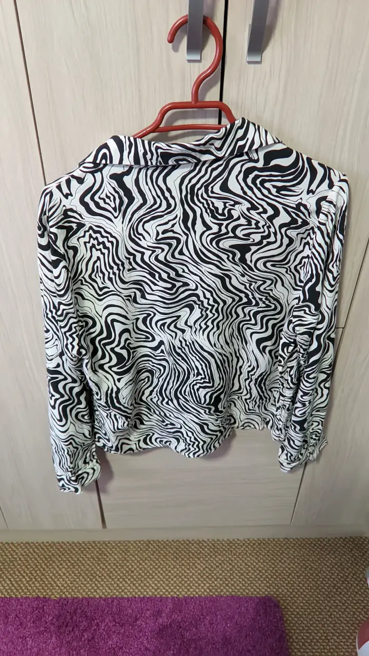 Blusa estampada blanco y negro L - 2