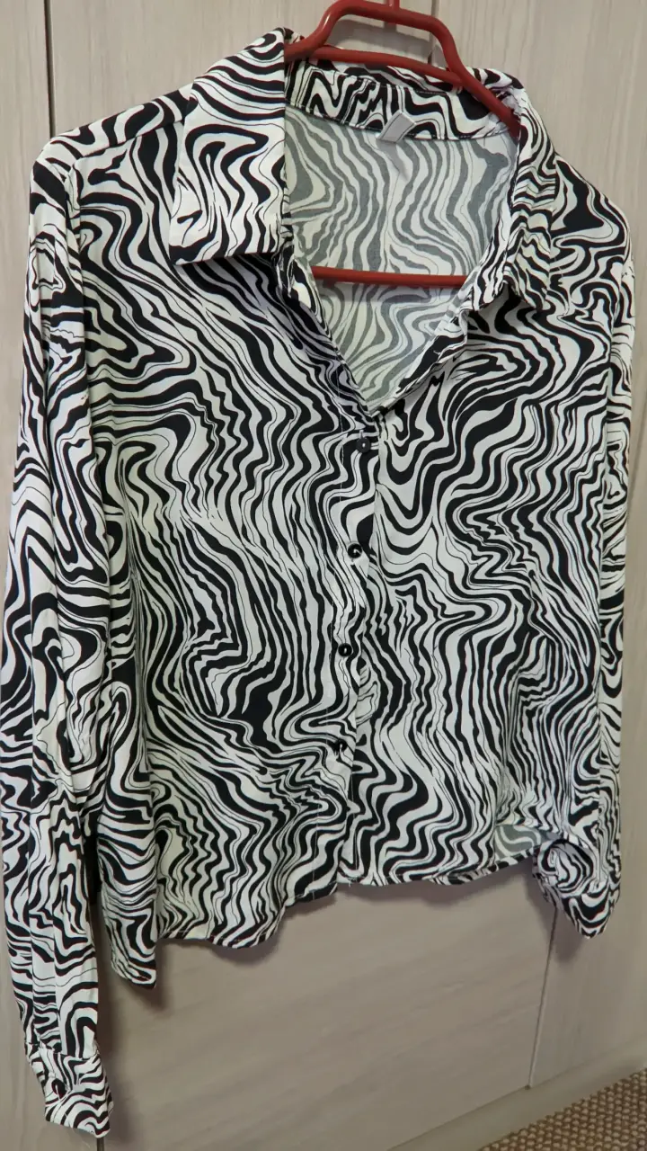 Blusa estampada blanco y negro L - 4