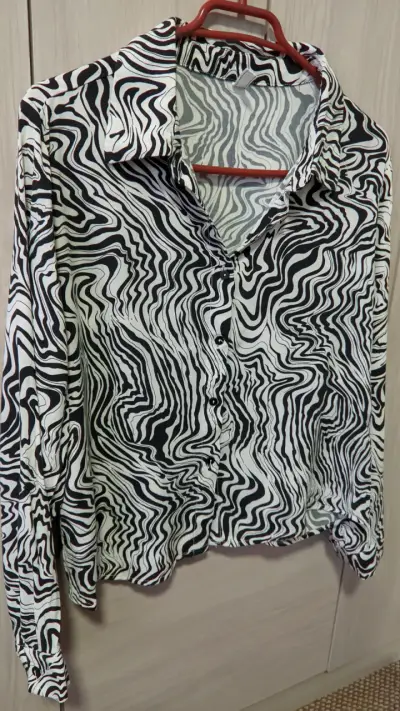 Blusa estampada blanco y negro L - miniatura 4