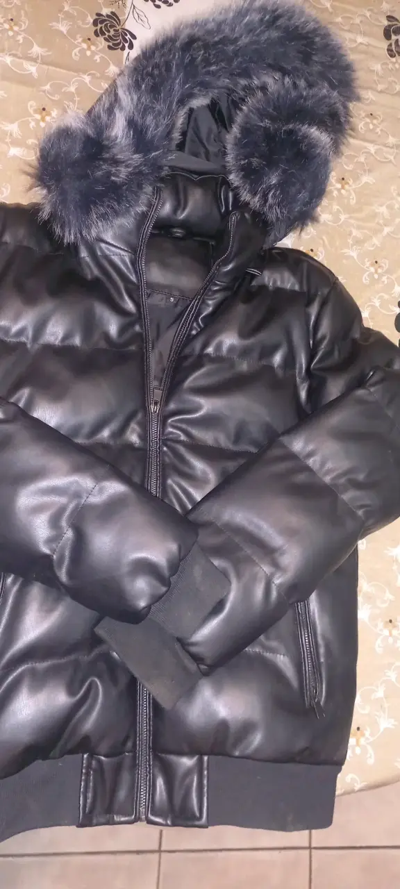 Chaqueta negra con capucha peluda - 1