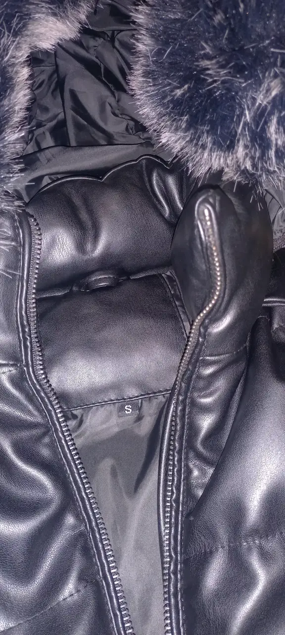 Chaqueta negra con capucha peluda - 2