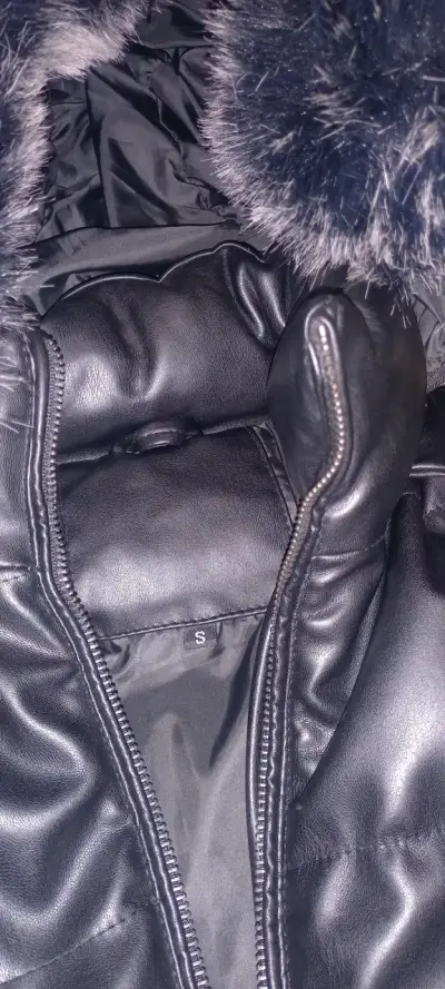 Chaqueta negra con capucha peluda - miniatura 2