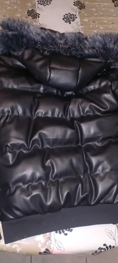 Chaqueta negra con capucha peluda - miniatura 3