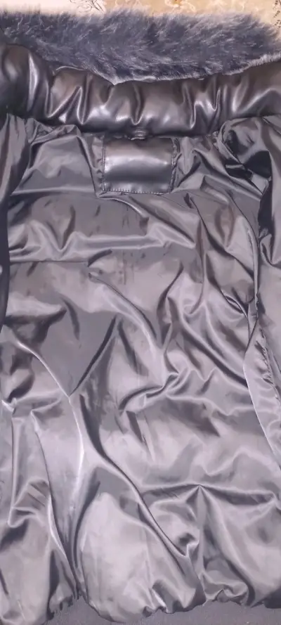 Chaqueta negra con capucha peluda - miniatura 4
